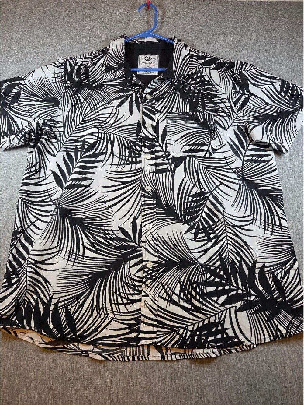 Switch Remarkable Men's Black and White Palm Leaf Print Button-Up Shirt Size XL